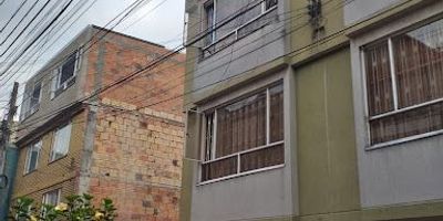 Casa  iluminada  entra el sol en las  mañanas, ubicada   en el  noroccidente  de  Bogotá, cómodas  vías  de acceso como la calle 80, y  calle  72  cerca  a centros  comerciales como Centro Comercial Portal 80  y  Diver  Plaza, a  parques, hospitales, supermercados, colegios, droguerías, varias  rutas  de transporte, la casa  esta  distribuida de la siguiente  forma: Piso  uno  cuenta  con sala  comedor, baño auxiliar, cocina  integral, patio, segundo piso cuenta  con dos  alcobas  con closet, baños social, tercer piso  cuenta  con  dos  alcobas  con closet, la principal  con baño privado,  piso cuarto  terraza cubierta, la casa  se  encuentra  libre  de  todo.