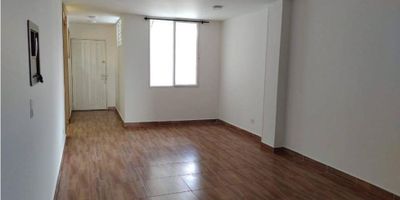 Hermoso Apartamento en un cuarto piso, consta de sala comedor, cocina integral con isla, carpinteía moderna, gas domiciliario, calentador, 3 habitaciones con closet, 2 baños completos con tina y ducha, ubicado en el centro de la ciudad de Armenia con vías de facil acceso, transporte público constante. Cerca de farmacias, centros comerciales y restaurantes.  
