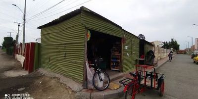 1038 -Gran oportunidad de inversion, hermoso Casa-Lote esquinera a la venta en Mosquera Cundinamarca, consta de una casa de tres habitaciones, sala comedor, cocina, zona de lavado, baño social, dos locales comerciales, y un amplio lote para un total de mil ocho metros, se encuentra cerca a zona comercial, con facil acceso vehicular publico y privado, no te pierdas esta gran oportunidad, su precio es negociable! contactanos!