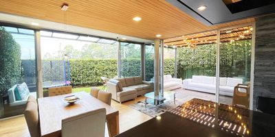 Casa en venta unidad cerrada en el sector conocido como la loma del atravezado. Ambiente tranquilo y de poco flujo vehicular. Aire fresco y natural. Cuenta con piso en madera, dos niveles, sala comedor, estudio, estar de tv, biblioteca, 3 alcobas con baño en cada una, cocina integral abierta tipo americano, alcoba y baño de servicio, jardín, y parqueaderos independientes (2 cubiertos). Parque para niños, parque infantil, zonas verdes, vigilancia 24 horas, citofonia y circuito cerrado de tv.