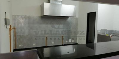 local en venta ubicado en el centro comercial bosque plaza barrio Sevilla, cerca al parque de los deseos, nos ofrece una área de 21.84 metros, tercer piso, paga una administración de 600.000 mensual.