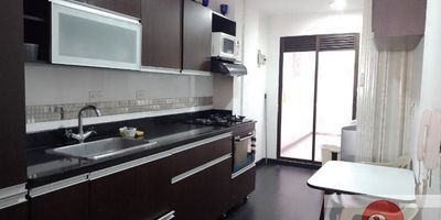 Apartamento amoblado en arriendo en Envigado, ideal para quienes buscan apartamentos en arriendo Alcalá o arrendamientos en el sur de Medellín. Ubicado en El Portal, cerca del centro comercial Viva y la estación del metro. Cuenta con 3 alcobas, 2 baños, cocina integral, sala comedor, zona de ropas, parqueadero cubierto y está completamente amoblado. Unidad cerrada con portería 24 horas en zona residencial con excelente acceso a transporte público. Servicios incluidos.