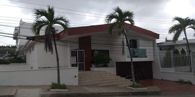 Cómoda casa en niveles de 3 alcobas , dos baños , sala y comedor, cuarto y baño de servicio , patio de labores , patio social , cocina amplia semi-integral, despensa , garaje doble,balcón hacia la calle, terraza externa. Cerca al parque Venezuela,ara,zona bancaria y comercial.