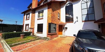 Vendo casa en el conjunto residencial puente de la cruz en cota, Cundinamarca conjunto residencial cuenta con salón comunal, zona Bbq, vigilancia 247, cancha de mini futbol, cancha de voleibol, espectaculares zonas verdes y un gym al aire libre. casa de tres niveles, primer nivel sala comedor con chimenea, baño social, cocina abierta, zona de ropas, cuarto y baño de servicio, patio, segundo nivel tres alcobas con closet, principal con baño privado, y un baño social, tercer nivel, alcoba con closet, área libre y con baño. 
