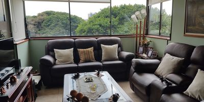 VENTA DIRECTA PENT-HOUSE REMODELADO - (5º piso) excelente ubicación y vista, con 98.76 m2 en Barrio Pontevedra.  Descripción:  2 Habitaciones, la principal con baño privado, escritorio con biblioteca empotrada, baño social, hall, sala con chimenea, comedor, cocina integral con horno y estufa a gas y eléctrica, terraza amplia con patio de ropas, garaje individual asignado, altillo con posibilidad de convertir en apartamento dúplex. Valor negociable 450.000.000.