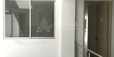 ¡Apartamento para estrenar! Ubicado en el exclusivo sector residencial de Pinares a 2 cuadras de la Circunvalar, entorno cerca del centro comercial Parque Arboleda, Universidad Tecnológica de Pereira, restaurantes, supermercados, bancos, cajeros automáticos, parques y de clínicas como Comfamiliar, OAT, Pinares Médica, Oval Médica, Megacentro Pinares. 


El inmueble en venta cuenta con una área construida de 87 m2, cocina  integral, sala comedor, habitación principal vestier y baño, habitación auxiliar con closet, 1 baño social, zona lavandería, 1 parqueadero cubierto con deposito, zona social  con edificio con vigilancia las 24 horas.