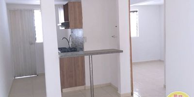 Código 2687. 2° PISO EN EDIFICACION DE 2 PISOS. Acceso al inmueble. Directo a la vía y escalas. ALCOBAS CON PUERTA, BAÑO CABINADO EN VIDRIO, CALENTADOR A GAS, CUBIERTA, EXTRACTOR.