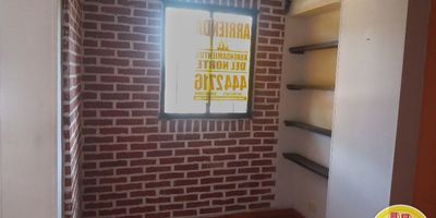 Código 2610. 5° PISO EN EDIFICACION DE 5 PISOS. Acceso al inmueble: Directo a la vía y escalas. ALCOBAS CON PUERTA, BAÑO CABINADO EN VIDRIO, CUBIERTA, EXTRACTOR.