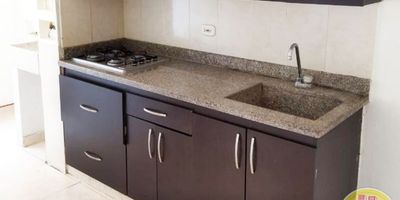 CODIGO: 2791. 1° PISO EN EDIFICACION DE 16° PISOS. ACCESO AL INMUEBLE DIRECTO A LA VIA. ALCOBAS CON PUERTAS Y CUBIERTA.