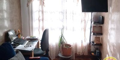 Código 2656. 2° PISO EN EDIFICACION DE 25 PISOS. Acceso al inmueble: Directo a la vía, sendero peatonal, ascensor y escalas. ALCOBAS CON PUERTA, BAÑO CABINADO EN VIDRIO, CALENTADOR A GAS, CUBIERTA. VENTANAS CON MALLA DE SEGURIDAD, VENTANAL POLARIZADO. PARQUEADERO PRIVADO PARA CARRO.