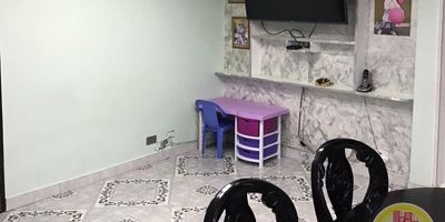 Código 2575. 2° PISO EN EDIFICACION DE 4 PISOS. Acceso al inmueble: Directo a la vía y escalas. ALCOBAS CON PUERTA, BAÑOS CABINADOS EN ACRILICO, CALENTADOR A GAS, EXTRACTOR.