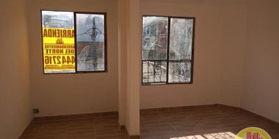 Código 1390. 3° PISO EN EDIFICACIÓN DE 4 PISOS. Acceso al inmueble: Directo a la vía y escalas. ALCOBAS CON PUERTA. PRECIO NEGOCIABLE.