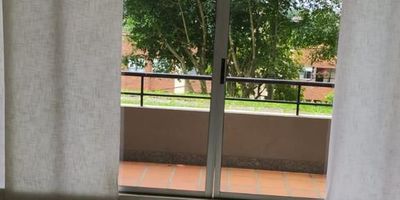 EXCLUSIVO APARTAESTUDIO TOTALMENTE REMODELADO ,AREA 62.50 , UNA AMPLIA ALCOBA CON BAÑO , BAÑO SOCIAL , BALCON CON VISTA  , COCINA ITEGAL , PISCINA , JUEGOS INFANTOLES