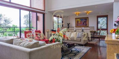 Les presento esta espectacular casa, rodeada de naturaleza en los cerros orientales, una de las zonas mas exclusivas del norte de Bogotá, esta distribuida en 4 niveles, al ingresar por el nivel 3 encontraran el baño social seguido de un pasillo hacia la sala comedor y un hall de tv, esta zona cuenta con un amplio balcon que permite disfrutar de una vista panorámica de la ciudad, en este nivel tambien encontraran una amplia cocina con ventanales que proporcionan iluminación natural y la zona de parqueo con espacio para cuatro vehículos. Al subir a el nivel 4 se puede disfrutar de un family room con chimenea y una terraza con vista a las zonas verdes del condominio. Para desplazarse entre los niveles con los que cuenta está hermosa casa se puede hacer por unas elegantes y cómodas escaleras o por un amplio ascensor privado. Al descender al nivel 2 encontrarán la alcoba principal con walk in closet y un amplio baño en suite con jacuzzi y sauna, las otras 3 alcobas con baño en suite y closet, un hall de alcobas, una segunda terraza y la zona de lavandería conforman este nivel.  Si siguen descendiendo encontraran en el nivel 1 un teatrino con capacidad para 9 personas , dos alcobas con closet y baño en suite, un amplio family room, habitacion y baño de servicio , dos bodegas y un sótano, en este mismo nivel se encuentra una segunda entrada a la casa. Disfrutar la grata experiencia de vivir en esta casa le dará la oportunidad de pasar los días rodeado de naturaleza, comodidad y tranquilidad, mientras que a pocos metros se encuentran centros comerciales, clínicas, supermercados,  clubes, bancos, universidades, notarías y un excelente servicio de transporte. Para acceder a la zona se cuenta con importantes vías de acceso como la carrera 7, carrera 9 , calle 134, calle 140 y calle 127.  Permítanos acompañarlos es este especial recorrido, agende su cita y con gusto le atenderemos.