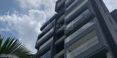 Se vende aparta estudio en moderno edificio de 8 pisos, ubicado en el barrio Maraya, cerca a colegios, restaurantes, clínicas y con excelente acceso vehicular, hacia el centro o el sur de la ciudad. Cuenta con vigilancia 24 horas, parque infantil, gimnasio, planta eléctrica y zonas verdes.

El apartamento tiene una antigüedad de 2 años, cuenta con de 72 m², es tipo loft o de un solo ambiente, completamente abierto, con amplio balcón con vista al exterior del conjunto, con espacio para sala - comedor, cocina integral, baño social, habitación con walking closet y un baño privado con división en vidrio templado. El valor incluye parqueadero cubierto y cuarto útil.