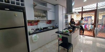 ESPACIOSA Y COMODA CASA UBICADA EN IMPORTANTE SECTOR COMERCIAL DE LA CIUDAD DISPONIBLE EN VENTA