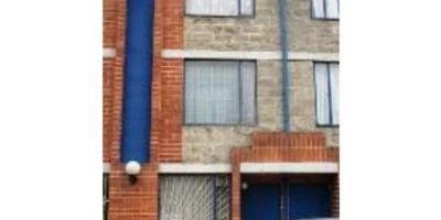 Oportunidad de casa amplia. Barrio Castilla Castilla.  
3 Niveles, Sala independiente del comedor,amplia cocina-patio
3 alcobas, 3 baños mas estudio y altillo con parqueadero propio.
Sector de muy buena ubicación y valorización.
A 20min del aeropuerto 10 termisal salitre. Centros comerciales.
Ubicado en medio de la Av Boyaca y Av Ciudad de cali, Av Americas - calle 13 
Conjunto pequeño y tranquilo. 
Se recibe inmueble sobre un valor de $150.000.000