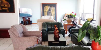 Apartamento en venta en unidad cerrada en el sector de los Balsos a dos cuadras del Complex, con facil acceso desde la Superior pero ubicado en una calle muy tranquila de poco flujo vehicular y mucha zona verde. Piso en ceramica, puerta de seguridad, sala y comedor independiente, estudio, 3 alcobas con baño en la principal, tina, cocina integral cerrada, alcoba y baño de servicio, terraza y parqueaderos independientes cubiertos. Conjunto cerrado con ascensor, zonas verdes, vigilancia 12 hrs, alarma y caja fuerte. Inmuebles sujetos a verificación de disponibilidad.