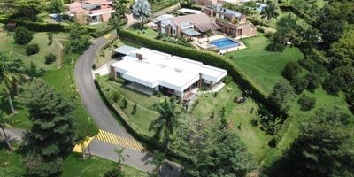 Megapropiedad tipo Casa campestre para la venta en Cerritos, Pereira. Te presentamos una Megapropiedad soñada, esta casa campestre de 540 m2 construidos en un lote de 1.510 m2, está ubicada en el sector de mayor valorización y crecimiento de la ciudad de Pereira, Cerritos. Las fotografías se quedan cortas de expresión para la sensación que produce recorrer cada uno de sus espacios donde la naturaleza es su principal protagonista. Esta casa campestre está disponible en venta y arrendamiento,
