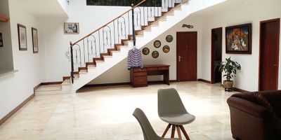 Casa amoblado en venta en en unidad cerrada en el sector El Tesoro con acceso directo desde la cola del zorro y desde las palmas, cerca a la universidad del ces y varios colegios del sector. Piso en mármol y madera, dos niveles, puerta de seguridad, sala y comedor independiente, estudio, biblioteca, 3 alcobas con baño en cada una, jacuzzi, cocina integral cerrada, alcoba y baño de servicio, y parqueaderos independientes 2 cubiertos. Conjunto cerrado con turco, parques infantiles, zonas verdes, vigilancia 24 hrs, citofonia y circuito cerrado de tv. Inmuebles sujetos a verificación de disponibilidad.