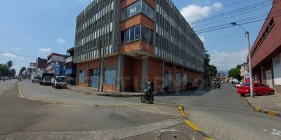 Alquilamos Edificio de 4 pisos ubicado estratégicamente cerca al centro de Cali, sobre vía principal, en la zona industrial de alto trafico, con parqueadero para motos y vehículos. 

Cada piso se puede arrendar de manera independiente:

Piso 1: Local de 600m2 amplios ventanales, más 100 m2 de un mezanine. Total 700 m2 $17.5 millones Cuenta con 3 baños, cocineta y lava traperos. Ideal para tener tu negocio y el área administrativa en un solo lugar.

Piso 2: Oficinas de  600 m2 $12 millones mas IVA  el indicado para oficinas, call center o administrativos. Cuenta con 3 baños, cocineta y lava traperos.

Piso 3: Oficinas de  600 m2 $112 millones mas IVA el indicado para oficinas, call center o administrativos. Cuenta con 3 baños, cocineta y lava traperos.

Piso 4: Oficinas de  600 m2 $12 millones mas IVA el indicado para oficinas, call center o administrativos. Cuenta con 3 baños, cocineta y lava traperos.

Entrada independiente al local y entrada al los demás pisos por el costado del edificio, cuenta con ascensor. No pierdas la oportunidad de permitir el crecimiento de tu empresa, Estamos atentos a tu llamada.
