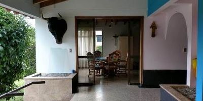 Consta de 4 alcobas independientes, sala- comedor, 2 baños, 3 clóset, cocina semi-integral, zona de ropas,  patio,p iscina, piso en granito.  
