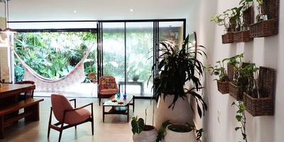 Casa amoblado en arriendo en unidad cerrada ubicada en exclusivo sector del Tesoro, facil acceso desde la Superior. Ambiente campestre, tranquilo, calle de poco flujo vehicular, con transito solo de residentes. Piso en porcelanato y madera laminada, dos niveles, puerta de seguridad, chimenea, sala y comedor independiente, estar de tv, 3 alcobas con baño en cada una, cocina integral abierta, alcoba y baño de servicio, balcon, terraza, jardín, y parqueaderos paralelos cubiertos. Piscina, sauna, parque infantil, vigilancia 24 horas, citofonia y circuito cerrado de tv. *Inmuebles sujetos a verificación de disponibilidad.*