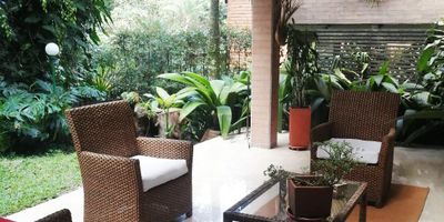 Casa en venta en unidad cerrada en el sector El Tesoro, cerca a Tv. Inferior, centro comercial El Tesoro, Ámsterdam Plaza, Mall Ventura, supermercados de cadena, restaurantes, rutas de transporte publico y servicios complementarios. Piso en madera, 4 niveles, puerta de seguridad, sala y comedor independiente, estudio, biblioteca, estar de tv, 5 alcobas con baño en la principal, cocina integral abierta tipo americano, alcoba y baño de servicio, balcon, jardín y parqueaderos independientes (2 cubiertos). Conjunto cerrado con salon social, zonas verdes, vigilancia 24 hrs, citofonia y circuito cerrado de tv. *Inmuebles sujetos a verificación de disponibilidad.*