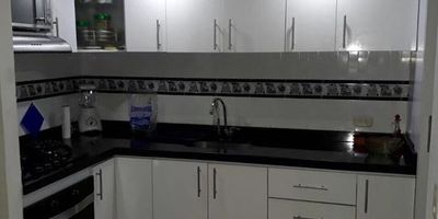 Apartamento en venta en Yopal, Casanare, ubicado en el barrio Altos de Manare. Este inmueble, con 1 año de antigüedad, ofrece 68 m² construidos, distribuidos en 3 habitaciones y 2 baños completos. Incluye 1 parqueadero. Su ubicación es estratégica, cercana a centros comerciales y con excelentes vías de acceso. Ideal para quienes buscan un hogar práctico en Yopal. Disponible por $205.000.000. Le invitamos a conocer este Apartamento en Venta. Para más información, puede usar las opciones de whatsapp, contactarnos o ver nuestros teléfonos.