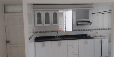 Hermoso apartamento, cerca a centros comerciales, excelente vista, cuenta con 3 habitaciones, habitación principal con baño privado, balcón, todas las habitaciones cuentan con closet, sala comedor, cocina integral, patio de ropas