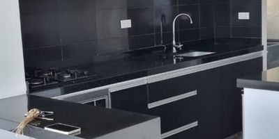APARTAMENTO EN QUINTO PISO, EXCELENTES ACABADOS, ENCORTINADO, ALCOBA PRINCIPAL AIRE, PARQUEADERO CUBIERTO
