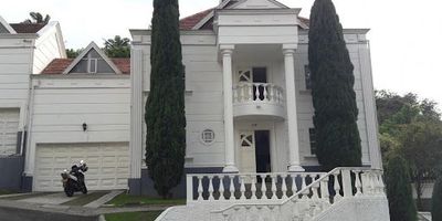 EN VENTA ESPECTACULAR CASA UBICADA EN EL MUNICIPIO DE MEDELLÌN, BARRIO POBLADO EL TESORO, CONJUNTO RESIDENCIAL SAN SEBASTIAN DE ALAMEDA, INMUEBLE CON 850 METROS DE AREA LOTE Y 450 METROS DE AREA CONSTRUIDA, CUENTA CON UN JARDÌN DE 380 METROS Y 4 PARQUEADEROS, EL CONJUNTO CUENTA CON PORTERÌA Y VIGILANCIA 24 HORAS,CANCHA DE FUTBOL Y SALÒN SOCIAL, PROPIEDAD DISTRIBUIDA EN 3 NIVELES.