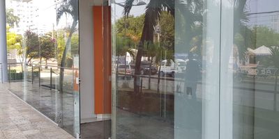 Te presentamos este amplio local comercial ubicado en el barrio manga, un lugar estratégico de la ciudad de cartagena. Este inmueble se encuentra en zona industrial, comercial y hotelera, cuenta con transporte público cercano y alto flujo vehicular y peatonal, bancos, supermercados Carulla y restaurantes. Lugares reconocidos a su alrededor, como el muelle turístico de cartagena y la sociedad portuaria de cartagena. El edificio donde se encuentra ubicado el local cuentan con recepción, salón comunal, sala de video, sala de conferencias, baños comunitarios, fachada en vidrio templado y pisos en cerámica. Todo lo que necesitas para tu idea de proyecto. Contáctanos y déjanos tener el privilegio de ayudarte a encontrar tu lugar ideal.