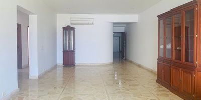 Amplio apartamento en venta en Castillogrande, Cartagena. Este inmueble de 143 m² ofrece 3 habitaciones y 2 baños, ideal para quienes buscan comodidad en una ubicación deseada. Cuenta con 2 parqueaderos, brindando practicidad. Situado en la exclusiva zona del barrio Castillogrande, Bolívar, con fácil acceso a servicios y puntos de interés. Una excelente opción de venta en Cartagena. Para más detalles o para coordinar una visita, por favor utilice las opciones de WhatsApp, quiero que me contacten o ver teléfonos.