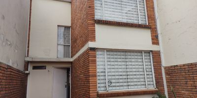 CASA REMODELADA EXCELENTES ACABADOS UBICADA SOBRE LA AVENIDA DE LAS AMÉRICAS A UNA CUADRA DE LA BOYACÁ CERCA DE MUNDO AVENTURA Y CLÍNICA DE OCCIDENTE MUY ILUMINADA POR AMBOS COSTADOS PATIO AMPLIO SE PUEDE AMPLIAR