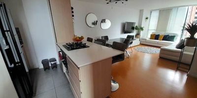 Hermoso apartamento ubicado en el el sector de  la loma de las brujas en Envigado, lugar muy tranquilo además de ser campestre, fácil acceso, usado, pero esta en excelente estado, cerca al centro comercial City Plaza, Guadalcanal y al hospital Manuel Uribe Ángel, 3 habitaciones, baño en la principal, 2 parqueaderos, balcón amplio y zonas comunes completas.