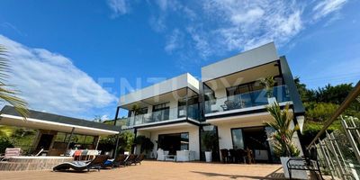 Hermosa casa campestre en el lago calima, en conjunto cerrado, con vista privilegiada al lago, por su ubicación es de fácil acceso, es un lugar ideal para temporadas largas de esparcimiento y disfrute, la casa consta de primer piso habitación con baño completo, baño de visitas, sala comedor, cocina amplia,  fuente de agua  tipo zen, alcoba de servicio, zona de oficios, en la terraza se cuenta con amplia zona para el descanso o solarium con barbacoa, comedor, jacuzzi, y una espectacular vista al lago, el segundo piso consta de: 4 habitaciones todas con closet, baño privado y salida a la terraza, la habitación principal cuenta con terrraza propia también, aparte cuenta con apartamento tipo loft con cocineta, baño privado ideal para huéspedes con vista al lago, adicionalmente encontramos, salón de oracion, turco y cava. hermosos jardines, parqueadero ideal para tres carros bajo techo mas capacidad para 10 vehiculos a la interperie, no te quedes sin la oportunidad de vivir una experienca espectacular y agenda tu cita ya