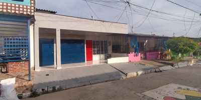 ?Casa de 221m2?
Con papeles para adquirir subsidio de vivienda nueva, todos los servicios, estrato  2, Además cuenta con un diseño moderno y sosegado que la caracteriza. . 

?1 Habitación principal con baño y walking closet 

? 2 habitaciones sencillas 

? 2 baños auxiliares, cada uno con ducha

? Garage con portón electrico

? 1 Patio de luz estratégicamente ubicado para la correcta ventilación, evacuando así el aire caliente. 

? Zona de lavado de ropas  

? Sótano grande, con amplio potencial para una ampliación. 

? Cocina integral 

? Sala comedor de 21m2

? Ante jardín cubierto con pergola que actúa como una pequeña chimenea solar, mejorando la ventilación natural de la casa y reduciendo considerablemente la temperatura en comparación con el ambiente exterior 

? Patio posterior, perfecto para barbacoas, piscina, y exparmiento en general.