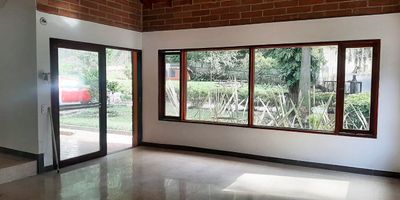 Casa independiente para uso residencial en arriendo en el sector Las Brujas, ambiente campestre, tranquilo, de poco flujo vehicular. De muy fácil acceso a servicios complementarios en el city plaza y rutas de transporte publico. Piso en ceramica, tres niveles, sala y comedor independiente, estudio, 5 alcobas con baño en la principal, tina, cocina integral cerrada, alcoba y baño de servicio, balcon, terraza y parqueaderos independientes (2 cubiertos). Cuenta con amplias zonas verdes. *Inmuebles sujetos a verificación de disponibilidad.*