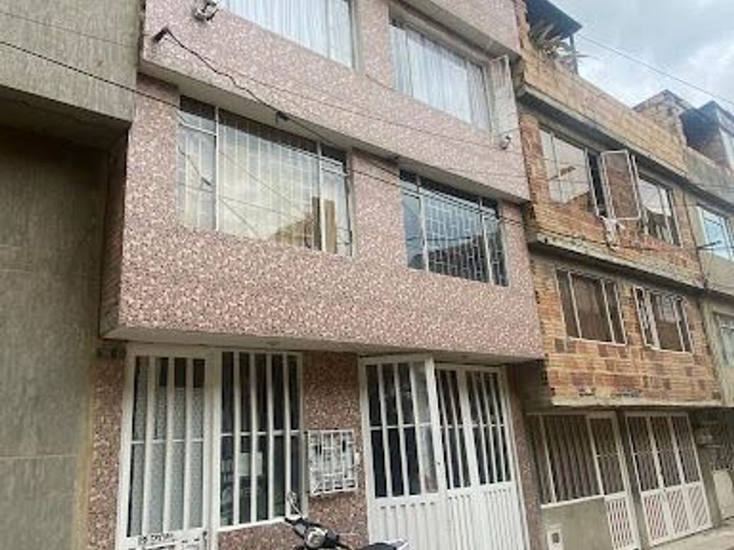Casa de 12 alcobas en venta en Fontibón Centro, Bogotá, 216 m² · foto 2 de 13