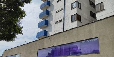 Apartamento 6 piso (con ascensor), dos balcones  vista panorámica al cerro las tres cruces. 3 habitaciones,  habitación principal con vestier, dos baños, cuarto de trabajo, sala comedor, cocina integral, zona de oficio. garaje cubierto.dos ascensores, portería 24 horas, parque privado y parqueadero de visitantes.