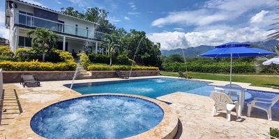 2 niveles, Sala Comedor, cocina integral, pisos en porcelanato, 5 alcobas ( todas con aire acondicionado) 3 baños,red de gas, star, balcon, piscina, jacuzzi y parqueaderos.

INTERMOBILIARIA POBLADO S.A.S