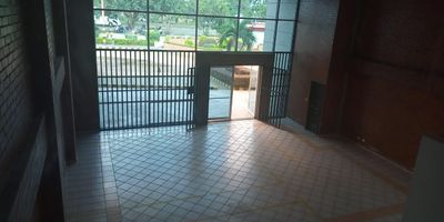 Local bodega ubicada en la autopista Cali yumbo, en la zona Industrial Arroyo hondo, vigilancia 24 horas, vitrina externa en dos niveles, muy bien ubicada por tener acceso en vias pavimentadas.