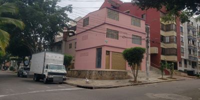 Excelente oportunidad de arrendamiento en Alarcón
Amplia casa esquinera de 450 m2 ideal para oficinas, entidades de salud educativas corporaciones hostal o residencias universitarias Ubicación estratégica Cerca de la Universidad Uniminuto Rodeada de droguerías pizzerías y restaurantesEn sector residencial tranquilo Distribución versátil Nivel 1 4 locales independientes con baño y parqueadero para 3 carros Nivel 2 2 habitaciones dobles con vestier cocina remodelada 4 baños zona de ropas sala comedor estudio espacio para gimnasio y sala de TV Acabados de primera y persianas incluidas Nivel 3 5 habitaciones 3 baños cocina pisos en cerámica ventanas remodeladas y espacio para patio con balcón Características adicionales Área del lote 202 m2 3 niveles 12 habitaciones 11 baños Estrato 4 Fachada recién pintada  No pierdas esta oportunidad única para tu negocio o proyecto Contáctanos para más información y agendar una visit