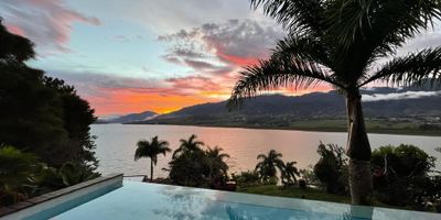 VENDO ESPECTACULAR FINCA EN EL LAGO CALIMA , DENTRO DE PARCELACION  CON MUELLE DE SALIDA DIRECTO AL LAGO, PISCINA ESTILO INFINITY, 
hermosisimos acabados , la mejor vista y los mejores atardeceres. INFO ADRIANA ABADIA