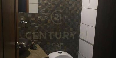 Gran casa campestre a la venta con 320 metros cuadrados construidos, cuenta con 4 habitaciones grandes, biblioteca, sala de TV, jacuzzi, turco y amplias zonas verdes.
Cuenta con vigilancia las 24 horas del día tanto en el condominio como en la casa de manera privada.
Además de esto la casa cuenta con fuente agua propia en la zona norte de la ciudad de Armenia, ubicada a 5 minutos del centro comercial Portal del Quindío.