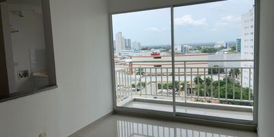 Apartamento acogedor con 2 habitaciones, estudio, sala, comedor y cocina integral. Se encuentra ubicado en el piso 12
