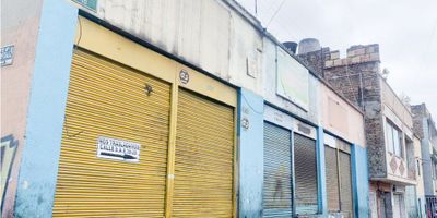 Ronda Virtual Inmobiliaria S.A.S. Pone a su disposición la venta de esta espectacular Bodega esquinera en La Estanzuela - Los mártires.

La cual goza de una excelente ubicación central, cerca de la Av. Caracas, Av. Calle Sexta, cuenta con una gran área de terreno ya que abarca tres inmuebles en uno solo y los más atractivo es que tiene el uso de suelo es múltiple, ya que se puede manejar comercial, industrial y residencial.
