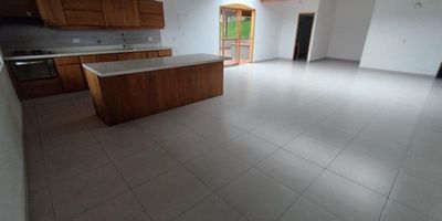 Se arrienda casa en parcelación en la Mina (Envigado) consta de 250mt, 3 alcobas, 2 baños, 2 closet, sala comedor, balcón, patio, cocina integral, red de gas, calentador, piso en cerámica, tiene excelente zona verde, sector muy campestre y tranquilo, portería 24 horas, cerca a colegios, supermercados, buen sistema de transporte público.