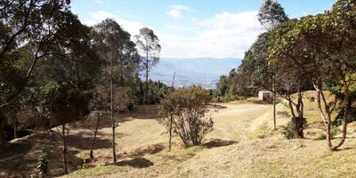 Lote independiente en venta en el sector Catedral, sector campestre cerca a mirador de caldas y envigado, Cascada Santo del Angel, sector tranquilo. Cuenta con area de 7896 M2, via alterna, agua, para uso residencial. *Inmuebles sujetos a verificación de disponibilidad.*